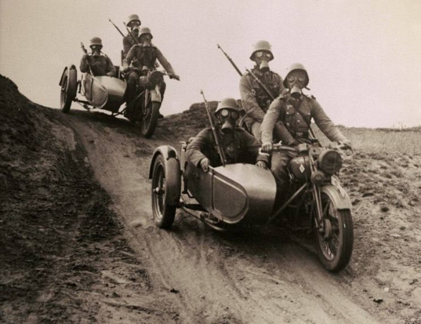 Німецькі мотоциклісти в протигазах на навчаннях, 1936 рік