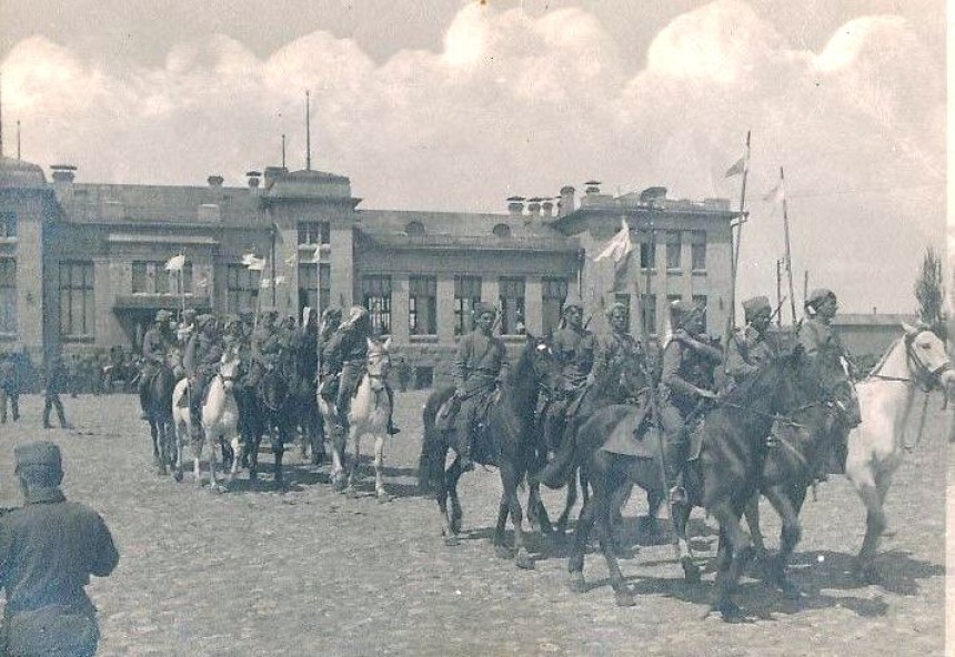 Козаки 1-го Запорізького полку ім. Дорошенка тріумфально входять у Бахмут