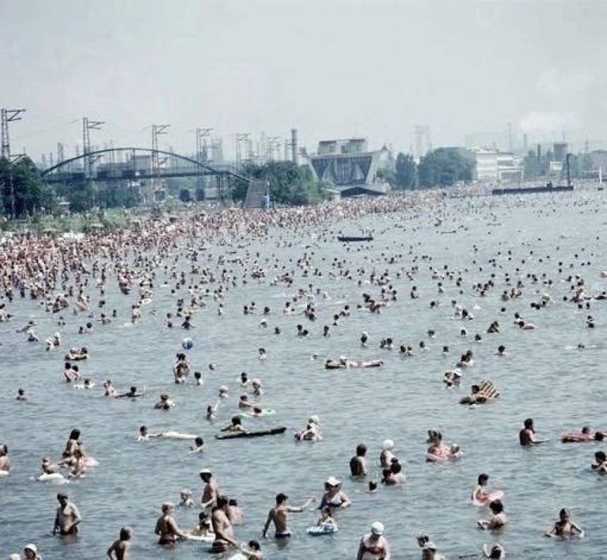 Міський пляж поблизу заводу "Азовсталь" на узбережжі Азовського моря