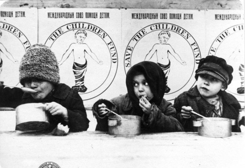 Дітей годують за програмою «Рятуйте дітей» – історичний погляд