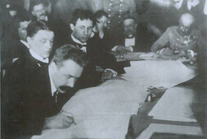 Делегати УНР підписують мирний договір у Бресті 1918 рік